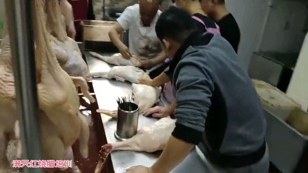 很多初学者缝针都不太好,这样会导致烧鸭屁股处上色不均匀,甚至泛白~
